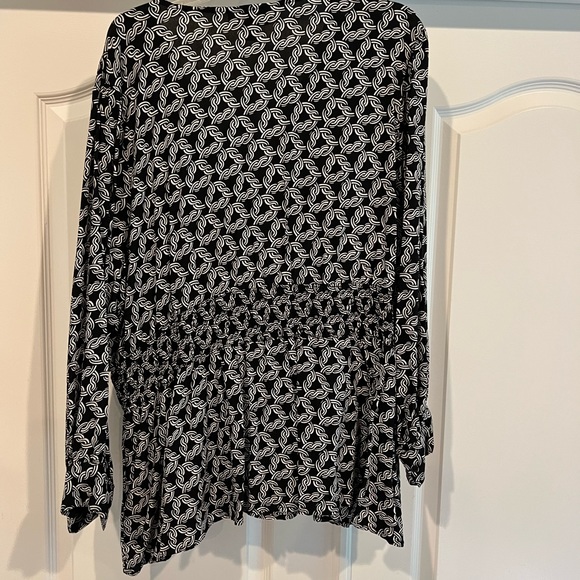 Lane Bryant faux wrap top size 22W - Picture 4 of 5